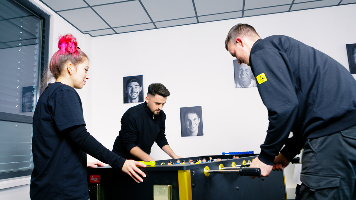 Ivan beim Kicker spielen