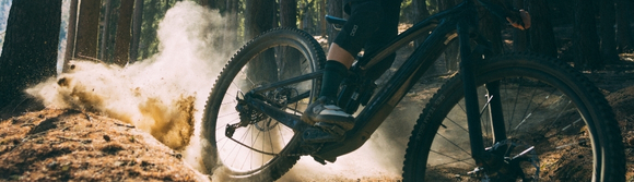 Ausschnitt von einem Mountainbike auf einem Waldweg