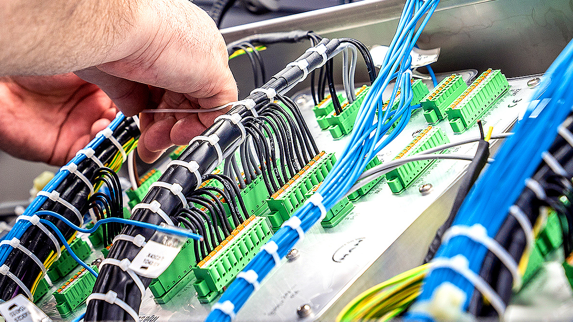 One hand in switchgear construction