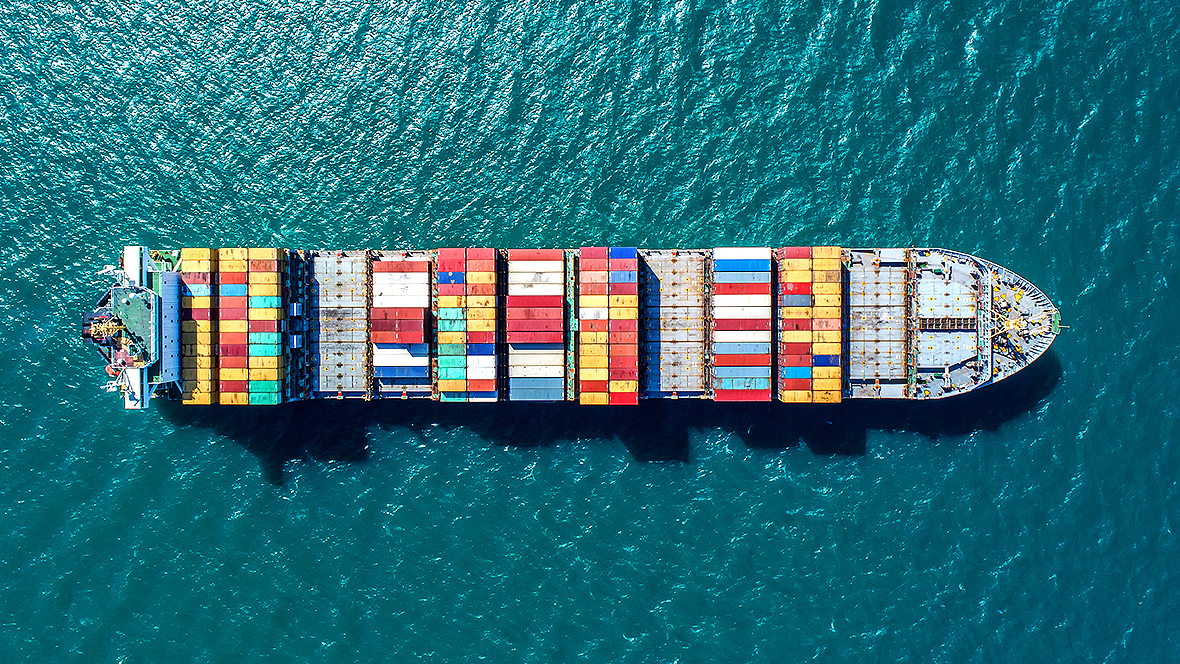 Ansicht von einem Containerschiff aus der Vogelperspektive