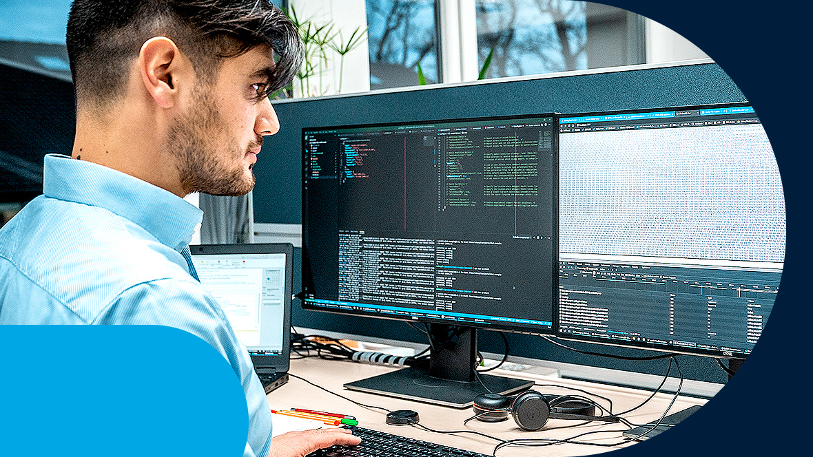 Ein Mann sitzt vor einem PC-Bildschirm