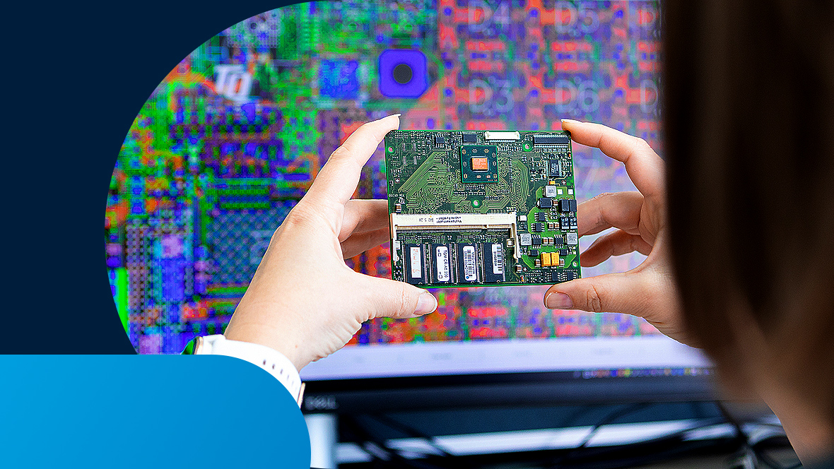 Person hält in beiden ein Embedded Modul vor einen PC Bildschirm