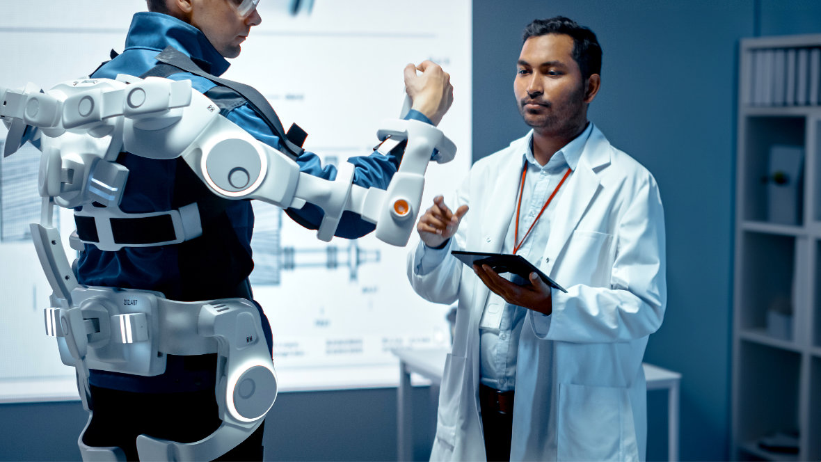 Zwei Männer prüfen einen Roboterarm