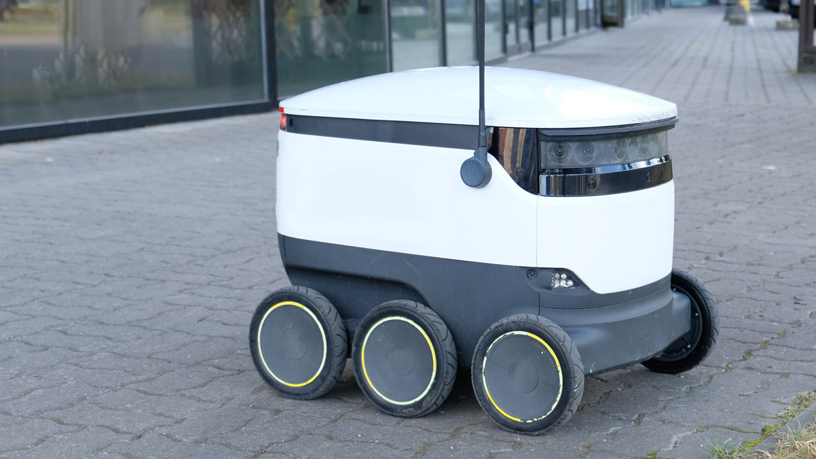 Lieferroboter auf Gehweg
