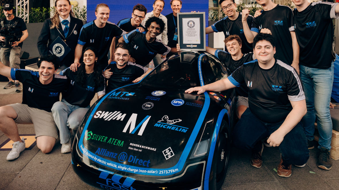 Gruppenbild TUfast Eco Team mit E-Rennwagen