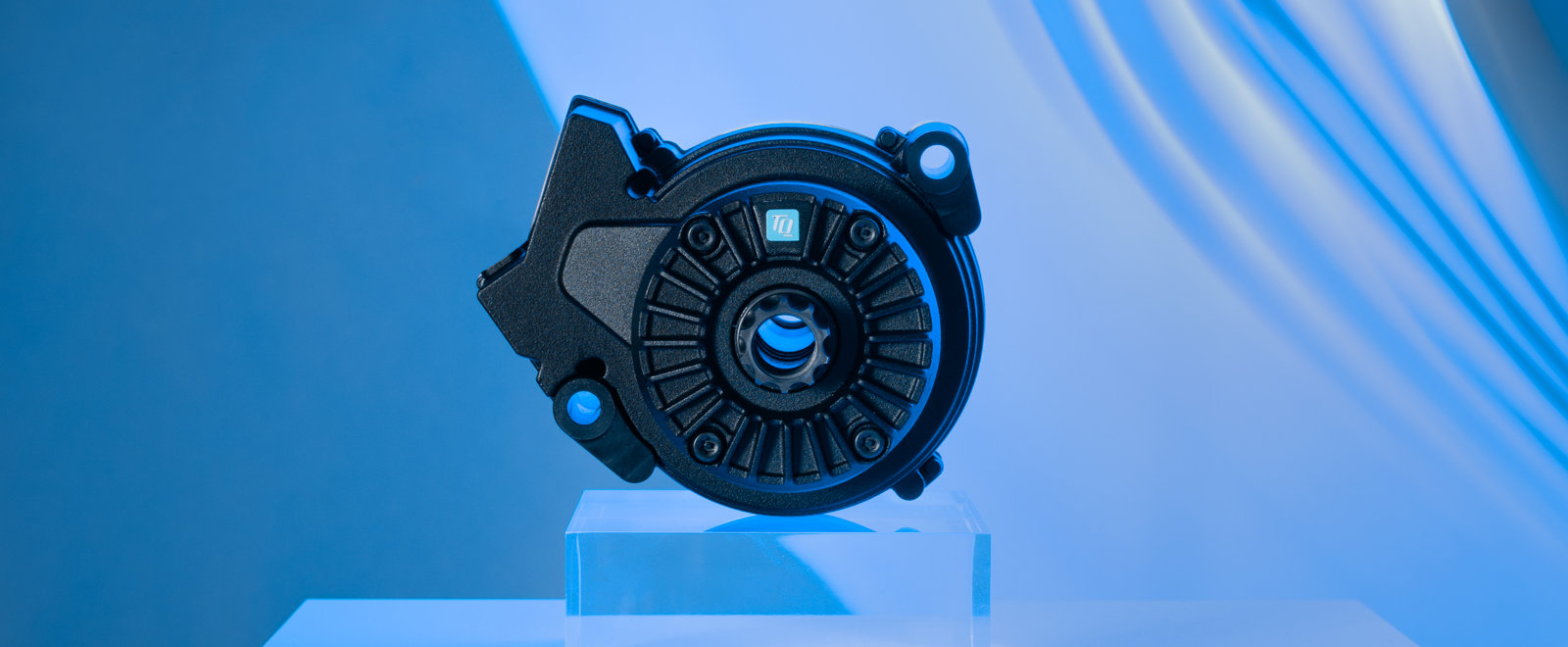 HPR50-Motor auf Podest vor blauem Hintergrund