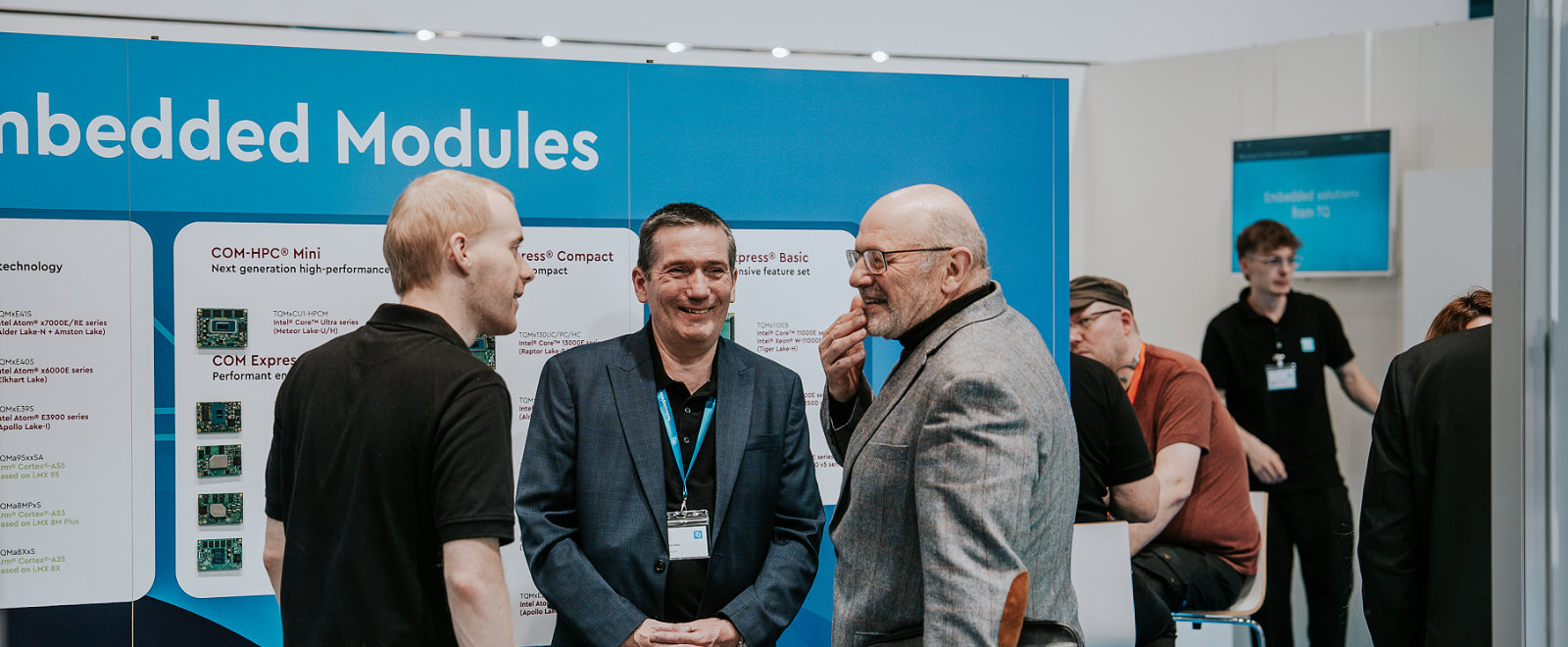 TQ-Mitarbeiter im Kundengespräch auf der embedded World Messe