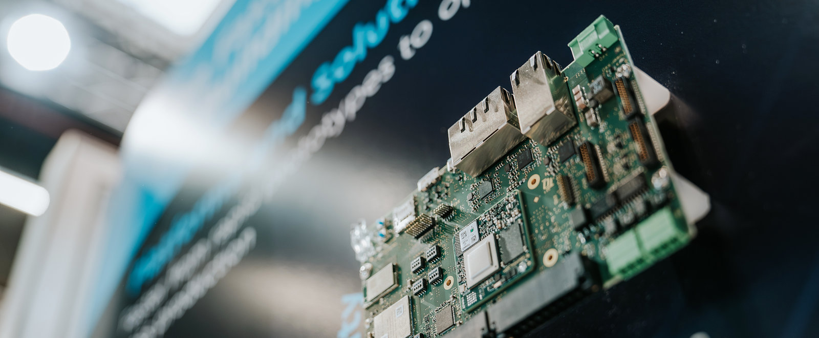 Detailansicht eines TQ Embedded Moduls an einer Messewand