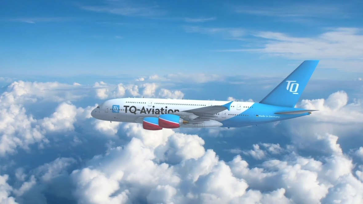 Video Aviation Flugzeug vor Wolken