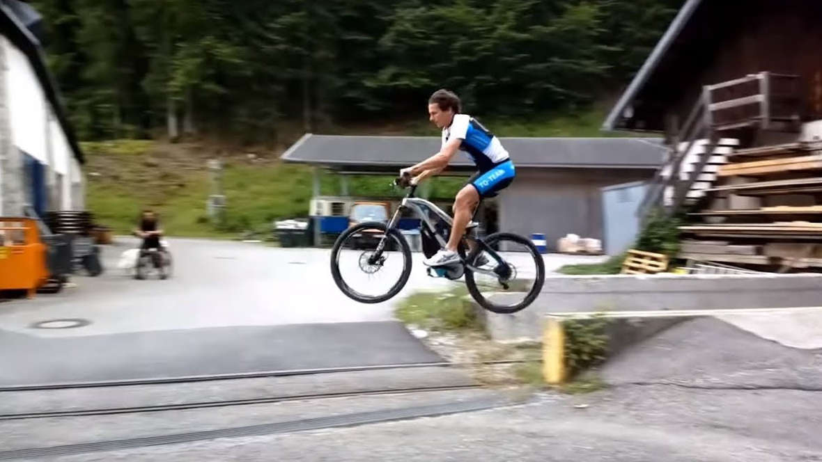 TQ-E-Mobility Toni Rossberger zieht mit dem E-Bike-Antrieb von TQ einen Zug