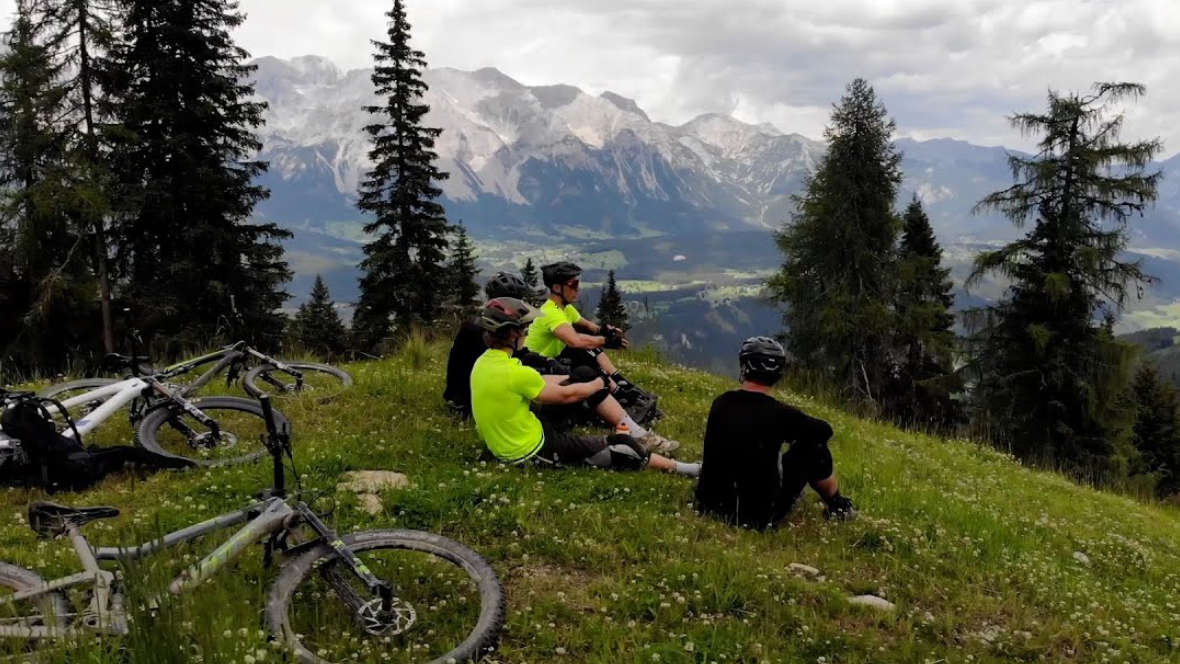 E-Bikes sind Langweilig Athleten vom DSV Beweisen euch auf der Ski Cross Strecke das Gegenteil!