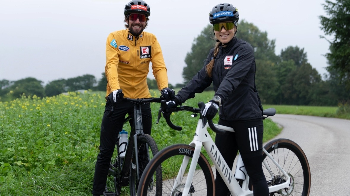 Johannes Rydzek und Katharina Hennig-Dotzler mit E-Bikes